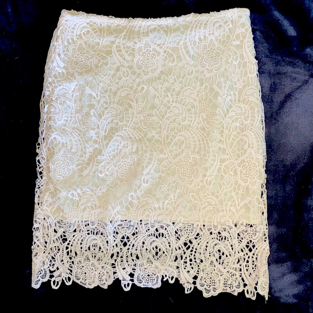 ⚪️CREAM SHORT LACE SKIRT CUTE⚪️